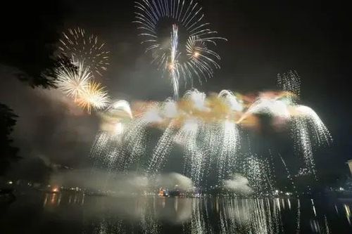 Người dân Thủ đô đón chào năm mới