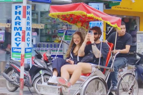 Người nước ngoài trải nghiệm đón năm mới 2026 tại Hà Nội