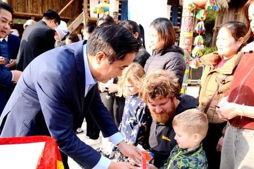 Sa Pa đón đoàn khách du lịch đầu tiên 'xông đất' đầu năm 2026