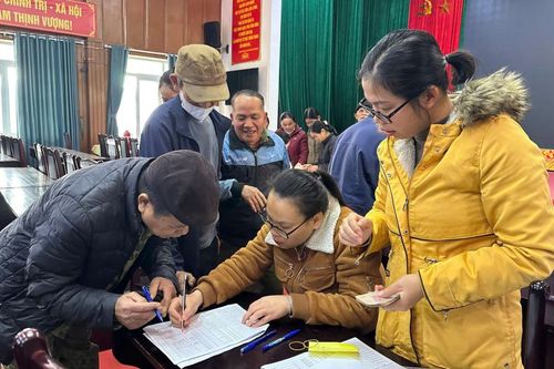 Các địa phương chi trả quà tặng của Đảng, Nhà nước cho người có công và các đối tượng bảo trợ xã hội
