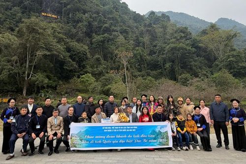Đón đoàn khách du lịch đầu tiên đến Khu di tích Quốc gia đặc biệt Pác Bó năm 2026