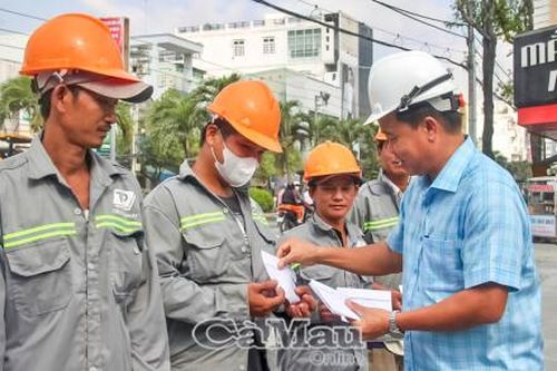 Phó Bí thư Thường trực Tỉnh ủy Huỳnh Quốc Việt thăm, tặng quà công nhân thi công xuyên Tết Dương lịch