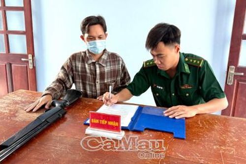 Người dân tự nguyện giao nộp vũ khí