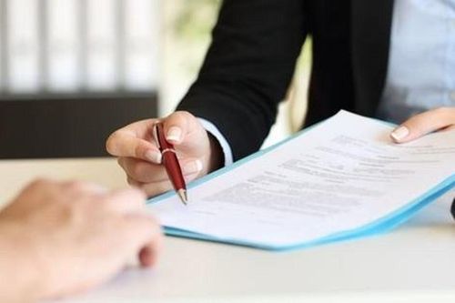 Có bắt buộc phải thỏa thuận nội dung về tiền thưởng trong hợp đồng lao động không?