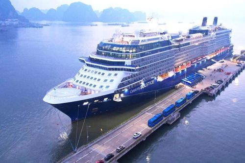 Du thuyền chở hơn 4.000 khách quốc tế cập cảng Hạ Long ngày đầu năm mới 2026
