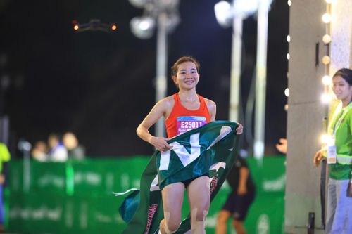 Nguyễn Thị Oanh vô địch giải chạy ngày đầu năm mới 2026