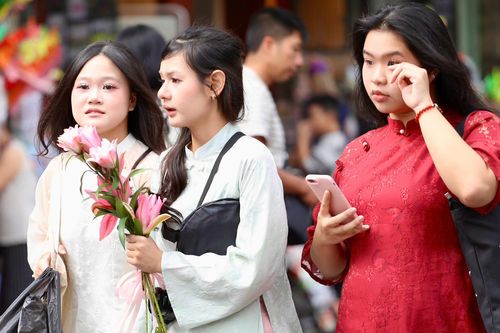 Người Hà Nội đổ về Hồ Gươm, diện áo dài chụp ảnh trong ngày đầu năm mới