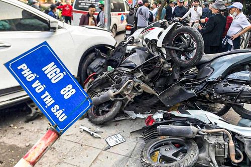 Ô tô lao lên vỉa hè, hàng loạt xe máy bị đâm hỏng