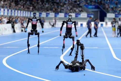 Robot hình người năm 2025: Chạy marathon, đánh võ… và ngã liên tục