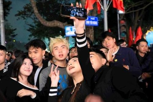 Hân hoan xem trình diễn pháo hoa chào năm mới