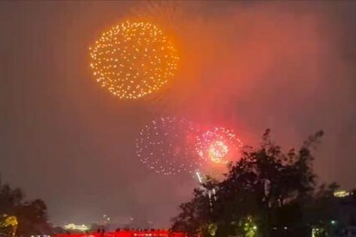 Hà Nội rộn ràng không khí lễ hội, pháo hoa rực sáng