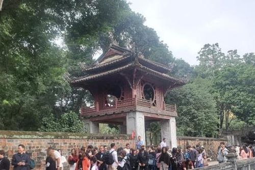 Các di tích Hà Nội thu hút đông khách ngày đầu năm mới 2026