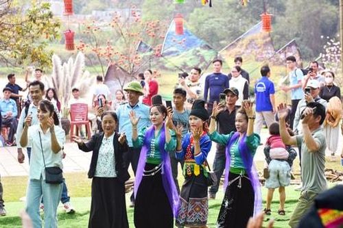 Rộn ràng Chợ phiên vùng cao ngày đầu năm tại Hà Nội