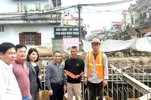 Khí thế lao động khẩn trương trên công trường cống Đông Mỹ