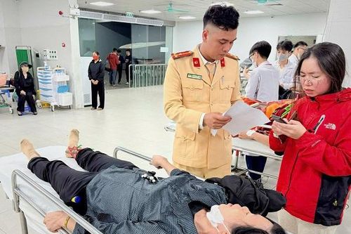 CSGT Hà Nội dùng xe chuyên dụng đưa người phụ nữ gãy chân đi cấp cứu đêm giao thừa