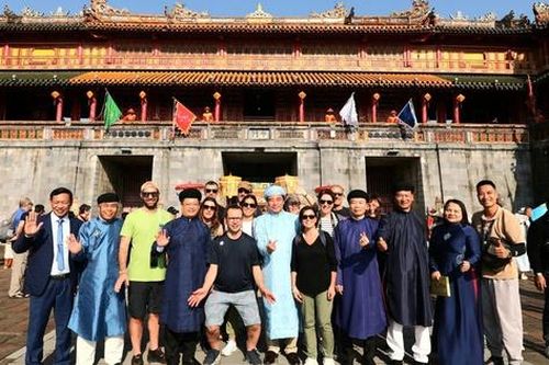 Du khách hào hứng tham quan di tích Huế, xem tái hiện lễ Ban sóc đầu năm mới