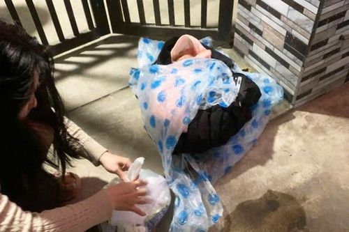 Bé trai sơ sinh bị bỏ rơi trước nhà dân ở Đà Nẵng