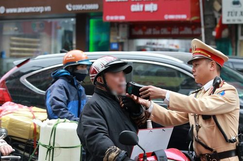 Cảnh sát giao thông Hà Nội xử lý vi phạm nồng độ cồn 'xuyên' Tết Dương lịch 2026