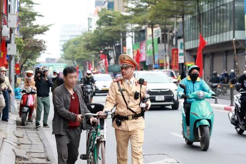 Cảnh sát giao thông Hà Nội xử lý người điều khiển xe đạp vi phạm nồng độ cồn