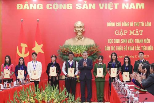Những bông hoa đẹp giữa núi rừng trùng điệp