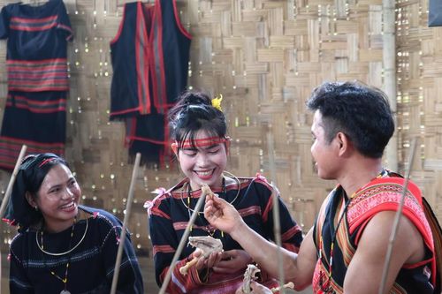 Tái hiện lễ cưới đồng bào Tây Nguyên ngày đầu năm mới