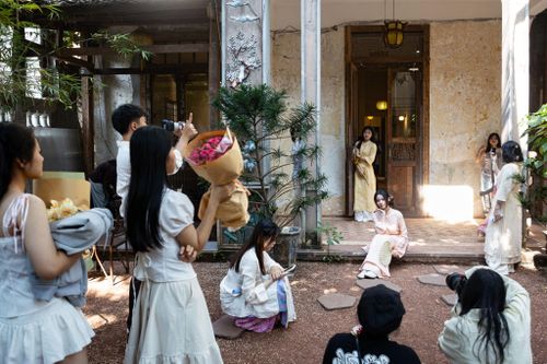 Tu viện, quán cà phê TP.HCM đông nghẹt 'nàng thơ', 'bà phú hộ'