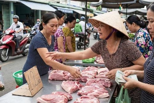 Giá heo hơi hôm nay 2.1: Ba miền đi ngang sau Tết Dương lịch