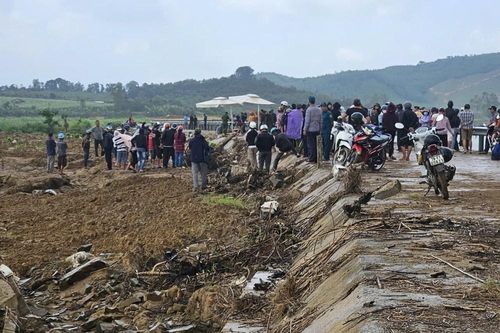 Đắk Lắk: Bê tông bờ kè sông Ba bất ngờ sập, 4 người tử vong khi đang trú mưa