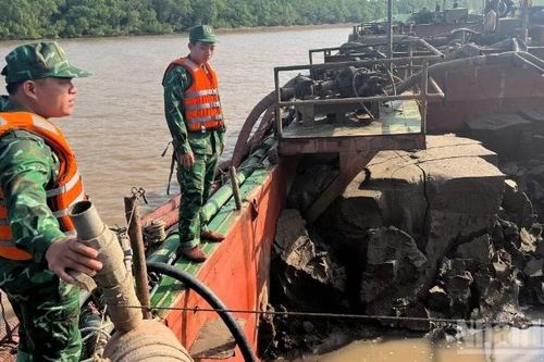 Biên phòng Đồng Tháp liên tiếp bắt giữ phương tiện vận chuyển cát trái phép trên biển