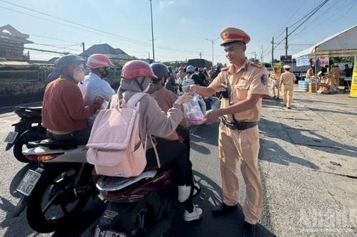 Công an tỉnh Đồng Tháp 'tiếp sức' cho người dân về quê nghỉ Tết Dương lịch 2026