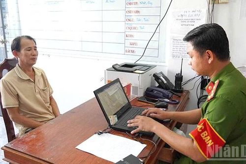 Tiếp nhận đối tượng đâm chết người ra đầu thú