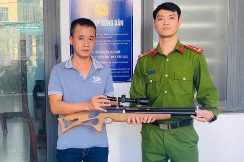 Nộp vũ khí nhận quà cuối năm