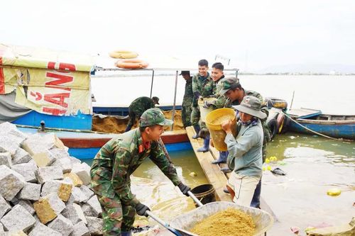 Bộ đội xuyên tết, băng sông dựng lại mái ấm ở vùng bão lũ