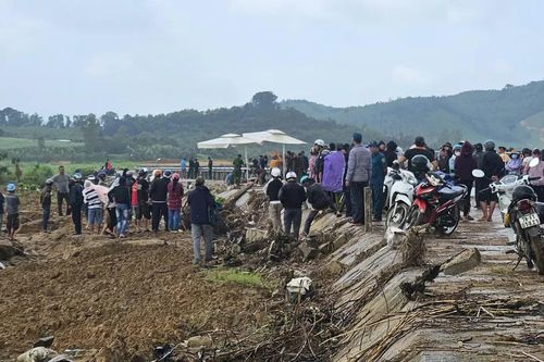 Đắk Lắk: Sập bờ kè sông Ba, 4 người tử vong
