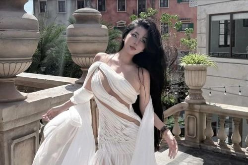 'Đệ nhất hot girl Sài thành' Võ Ngọc Trân khoe body giữa không gian cổ kính
