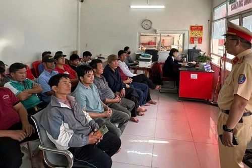 Hàng trăm công nhân 'nhận quà' đầu năm của CSGT