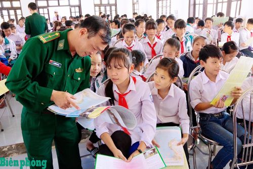 Tạo nền tảng xây dựng xóm đạo bình yên nơi biên giới