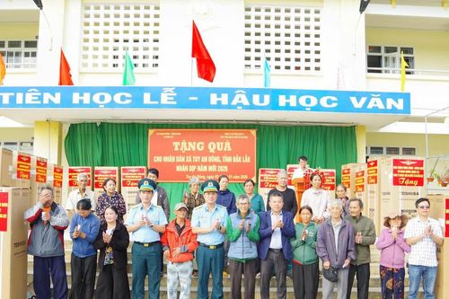 Sư đoàn 372 tặng quà giúp đỡ nhân dân vùng lũ nhân dịp năm mới 2026