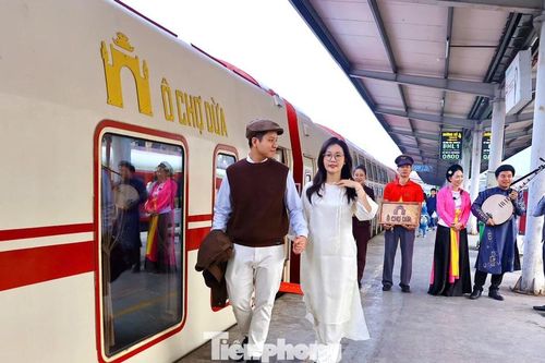 Du khách thích thú trải nghiệm chuyến tàu 'Hà Nội 5 cửa ô'
