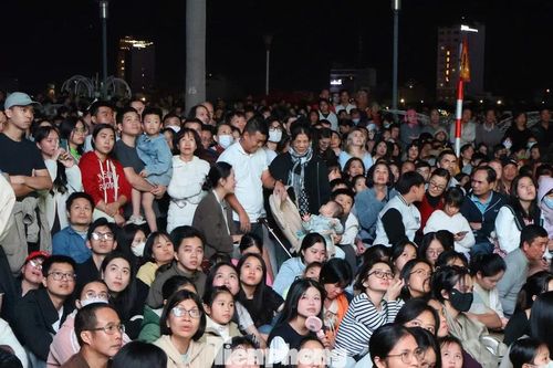 Chen chân xem concert độc đáo bên sông Hàn