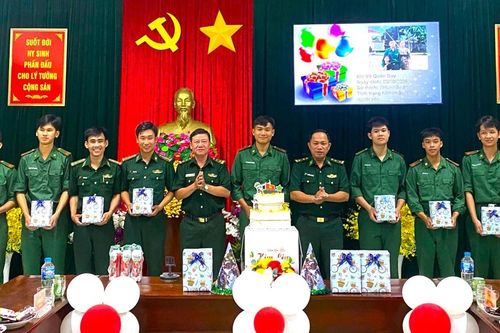 Nghĩa tình đồng đội nơi đảo tiền tiêu