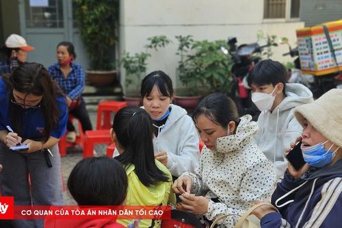 5 chị em nhặt ve chai mong được về quê dịp Tết