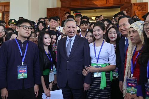 Tổng Bí thư: Nghiên cứu cấp học bổng đào tạo ở nước ngoài cho học sinh, sinh viên DTTS xuất sắc