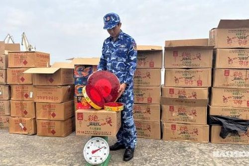Thu giữ xuồng chở lượng hàng lớn nghi pháo nổ ở Hải Phòng