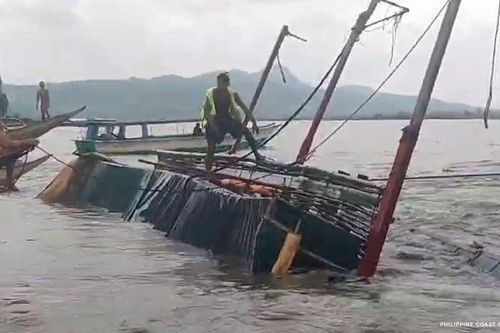 Lật thuyền chở hơn 200 người di cư trên Đại Tây Dương