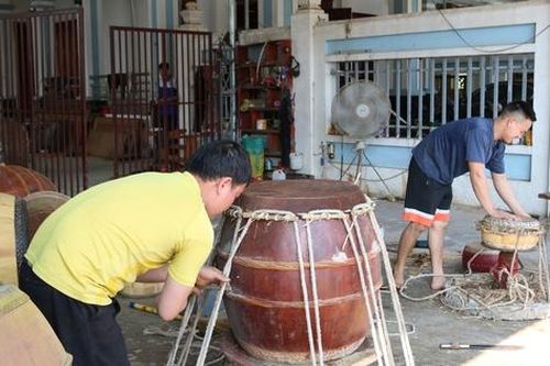Làng nghề trống da vang danh xứ Nghệ hối hả vào vụ Tết