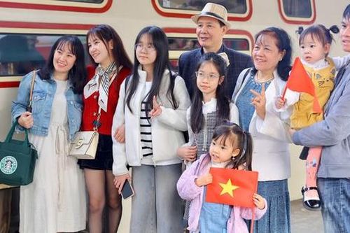 Chuyến tàu 'Hà Nội 5 cửa ô' hút khách, du khách hào hứng trải nghiệm