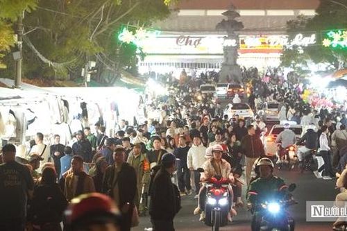Đà Lạt ngày đầu năm: Chợ đêm kín người, quán cà phê kín chỗ