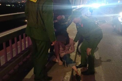 Người phụ nữ có biểu hiện bất thường ở cầu Nhật Tân, Tổ công tác tiếp cận liền tỏ sự thật phía sau