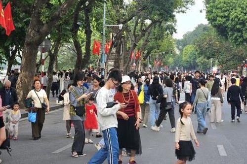 Du khách nườm nượp đổ về hồ Hoàn Kiếm trong ngày đầu năm mới
